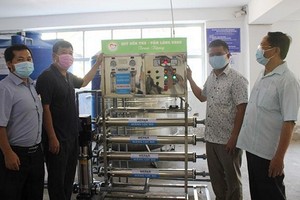 檳椥省駐本市商會俱樂部的熱心基金會與新平郡新沙洲教區配合，向檳椥省遭受海水入侵影響的民眾移交１１台過濾器。