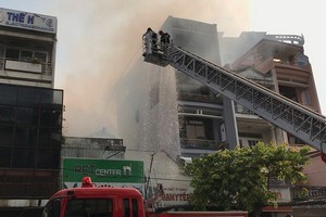 消防隊聞訊後趕抵現場，使用雲梯車迅速展開滅火和營救行動。（圖源：HT）