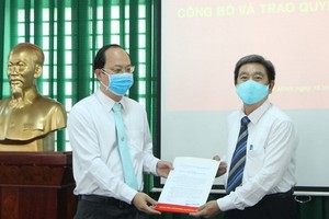 市委組織處主任阮胡海(左)向武仕同志頒發人事委任《決定》。（圖源：梅花）