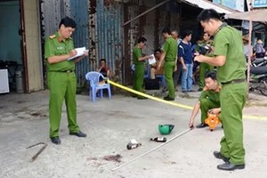 辦案警員趕赴案發現場進行調查處理，並向目擊者錄取供述。（圖源：互聯網）