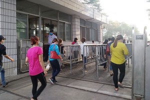 越南寶元公司工人進門復工。（圖源：徽章）