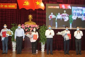 峴港市委常務處公佈黨中央書記處核准2015-2020年任期峴港市黨部執委會委員的《決定》。（圖源：D. Hùng）