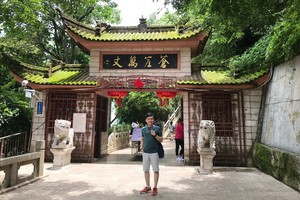 作者攝於“蒼崖萬丈”拱門。