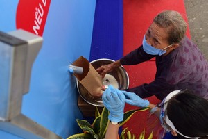 一位大娘前來提米。（圖源：光定）