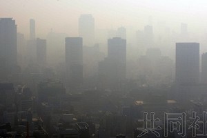 研究結果稱，如果大氣污染物之一、細顆粒物PM2.5在大氣中的濃度上升，因在家中、室外等地心臟驟停被緊急送醫的人就會增加。（圖源：共同社）