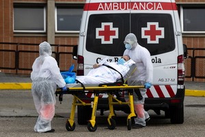 世界衛生組織：新冠確診病例男女患者幾乎各佔一半，年齡中位數為51歲。（示意圖源：AP）