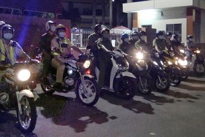 新富郡公安科363號工作組上街巡邏。