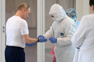 俄羅斯總統普京在醫院視察。（圖源：互聯網）