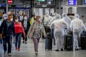 4月18日，航空公司員工身穿防護服抵達德國法蘭克福機場。（圖源：AP）