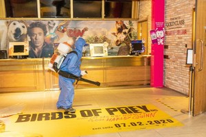 某影院正在消毒。