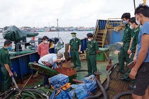 控制上述違規船隻。經檢查，工作組發現編號QNg 96988 TS船運載約19萬公升汽油，但無法出示合法證件。（圖源：越通社）