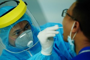 圖為新冠肺炎疑似患者接受深喉拭子取樣測試。（圖源：田升）