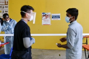 新加坡單日確診數首度破千，總確診數來到8014例，成東南亞首個破8千例國家。（圖源：路透社）