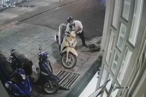 監視器記錄歹徒偷竊武成全摩托車的畫面。