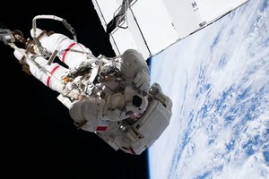 圖為宇航員在太空留下“宇宙自拍照”。（圖源：Sipaphoto）