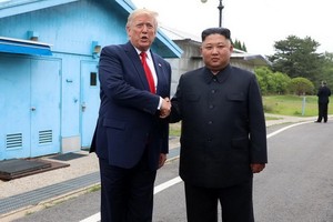 2019年6月30日，在板門店軍事分界線，美國總統特朗普（左）與朝鮮國務委員會委員長金正恩會面。（圖源：AAP）