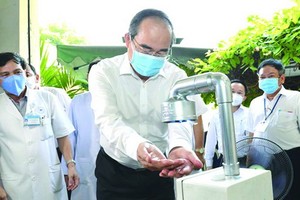 市委書記阮善仁使用自動抗菌洗手機。