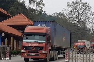 大量農產品貨車經友誼關口岸通關後駛進中方口岸。（圖源：明戰）