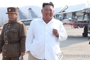 圖為朝中社4月12日公開的朝鮮國務委員會委員長金正恩視察西部地區航空及防空軍師團旗下的攻擊聯隊的照片。（圖源：韓聯社/朝中社）