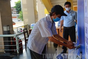 當地貧民前來提米。（圖源：市黨部新聞網）