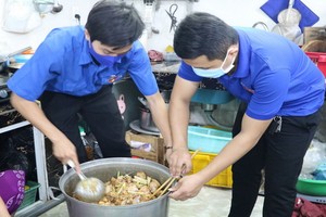 志願青年烹煮飯菜並贈送給貧困者。