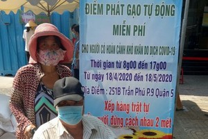 林金倫夫婦領取大米和方便麵。