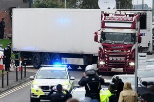 去年10月23日，英國警方在英格蘭東南部埃塞克斯郡一個工業園區內的一輛集裝箱貨車裡發現39具遺體。（圖源：《鏡報》）