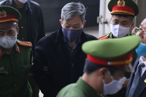 法警將被告人阮文山（中）押送到法庭。（圖源：名仲）