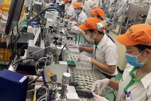 為了輔助企業在新冠肺炎疫情過後，恢復產銷活動，市人委會責成越南國家銀行本市分行與本市各商業銀行、信貸組織舉行會議，以落實平衡資金，充分與及時滿足為經營產銷服務的資金需求。（示意圖源：紅桃）