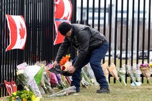加拿大民眾在案發地擺放鮮花表達哀悼。（圖源：Journal Pioneer）