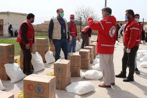 世界糧食計劃署與敘利亞阿拉伯紅新月會合作，向阿勒頗附近的最脆弱的人們分發食物並確保他們瞭解如何防範冠狀病毒大流行。（圖源：WFP）