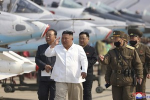 4月12日，朝鮮領導人金正恩視察朝鮮西部地區航空與防空師所屬殲襲機團。