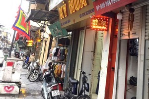 昨天23日上午，河內市許多商店已開始恢復營業。（圖源：VOV）