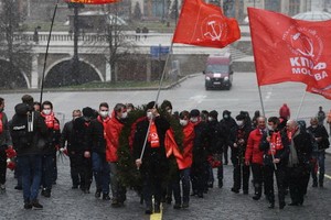 俄羅斯共產黨黨員在列寧150週年誕辰日向列寧墓獻花圈。（圖源：Sputnik）