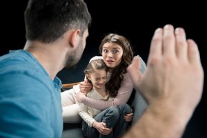 英國疫情發生以來，倫敦警方共進行了4000次涉及家庭暴力的逮捕。（示意圖源：互聯網）