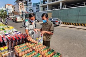 當地賣彩票貧困者、街區保安、受疫情影響的貧戶等，獲免費選擇自己所需要的物品。