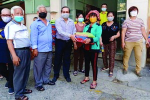 護法理事會在發放救濟品。