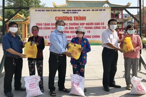 崇正會館各理事向貧民贈送禮物。