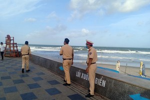 職能力量駐守阻止民眾去海灘。（圖源：VOV）