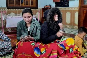 森林迷路的姐妹倆經搜救隊出動搜索，終於找到並送回家安全無恙。（圖源：H.T）