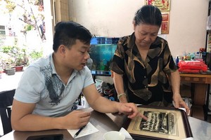 李麗真婆婆向筆者介紹她的人生經歷。