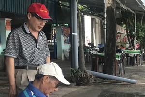 陸金在芽莊寫生。