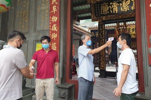 義安會館在入口處為善信測量體溫。