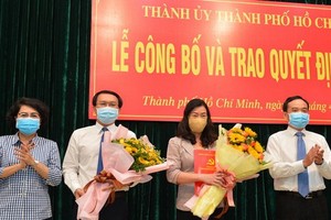 市委常務副書記陳留光（右一）與市越南祖國陣線委員會主席蘇氏碧珠（左一）祝賀林廷勝及趙麗慶等二位同志。（圖源：越勇）