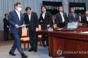 在青瓦台，文在寅（左）主持召開首席秘書會議。（圖源：韓聯社）