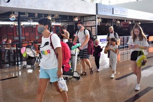 俄籍遊客前往機場登機門登機。（圖源：明戰）