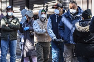 美國民眾在就業中心排隊等候申請失業救濟。（圖源：AP）