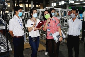 第七郡人委會和市疾病監察中心的檢查團檢查新順出口加工區Always有限責任 公司的新冠肺炎疫情防控措施執行情況。