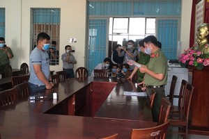 新富郡公安最近開庭對在社交網上散播關於新冠肺炎疫情的 失實訊息的阮文登（化名）予以行政處罰。