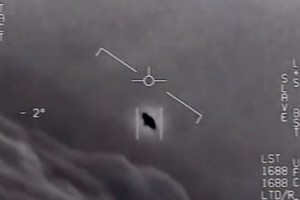 公開的片段中顯示不明飛行物體掠過。（圖源：Navy Times）